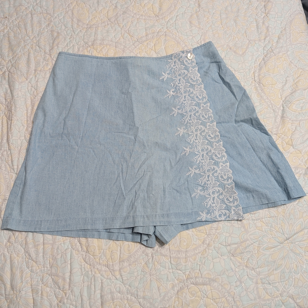 Cambridge Dry Goods Cotton Light Blue Skort with White Floral Detail